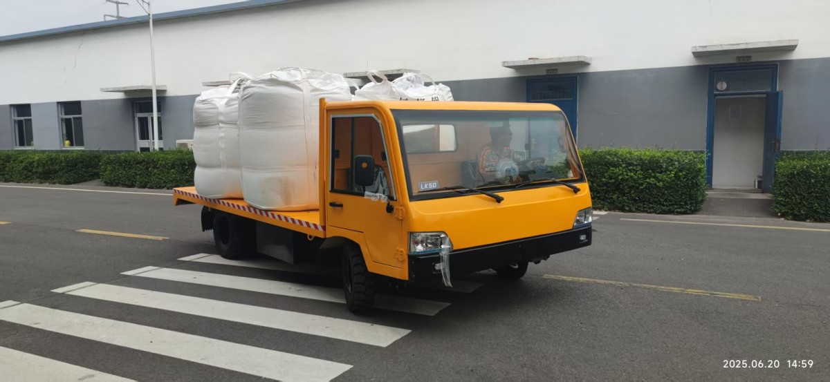 濟(jì)寧6噸電動(dòng)平板車工廠廠區(qū)拉噸包托盤的電動(dòng)貨車